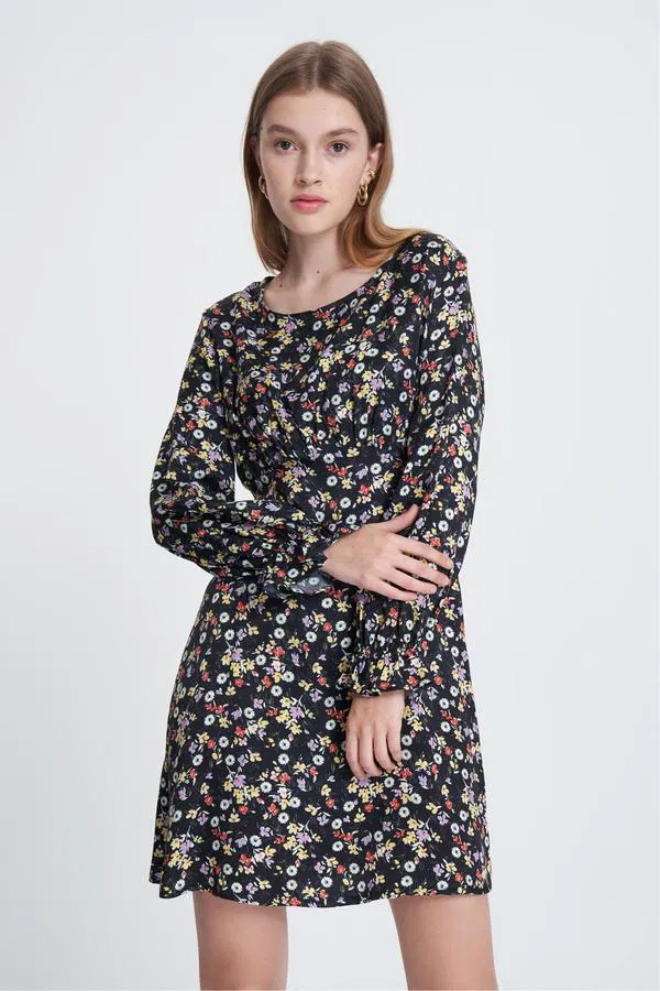 9c1f8cf1-a769-4748-9c89-1a20d74521b1_size600x900_cropCenter